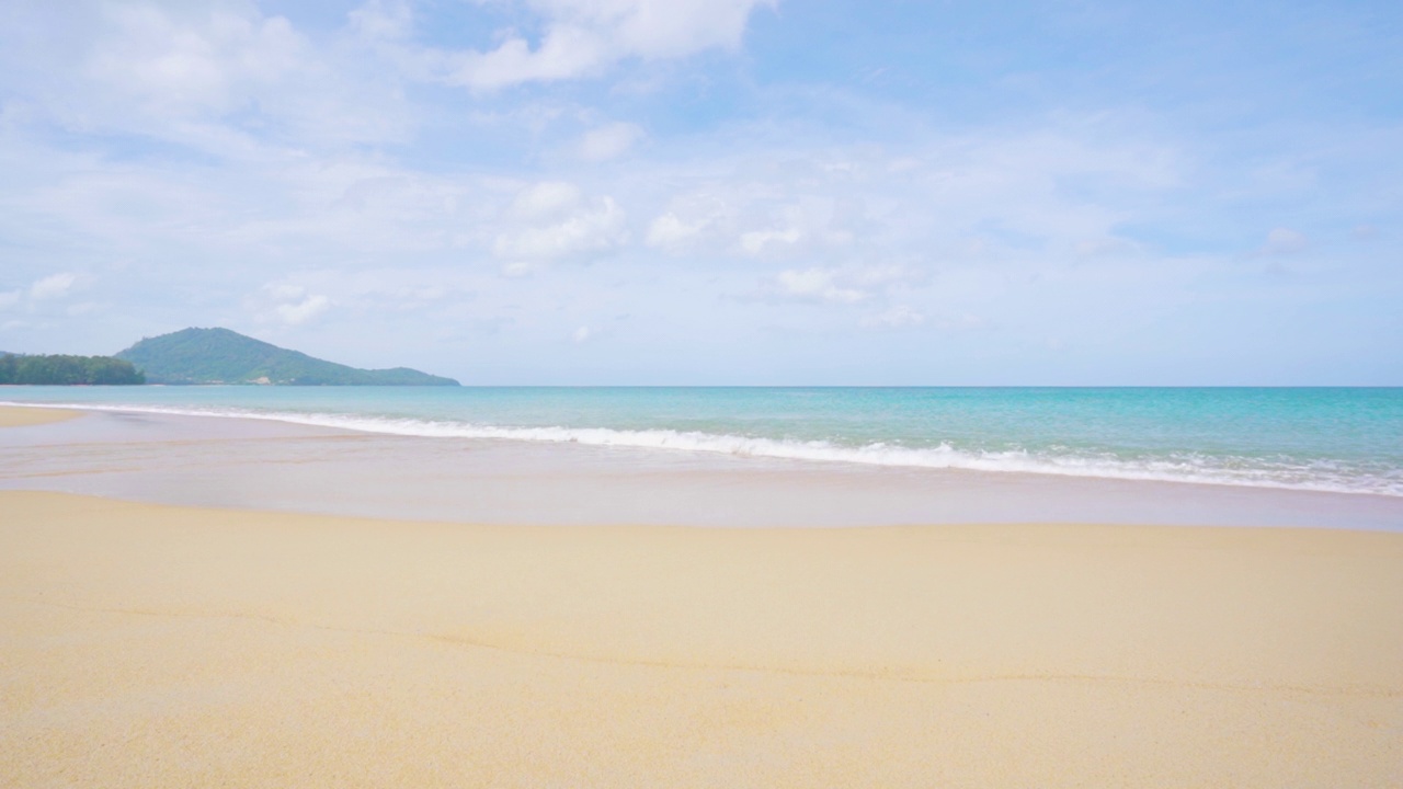 全景白沙流行的海滩波浪纹理重叠在海岸。澳大利亚。广角镜头视频素材