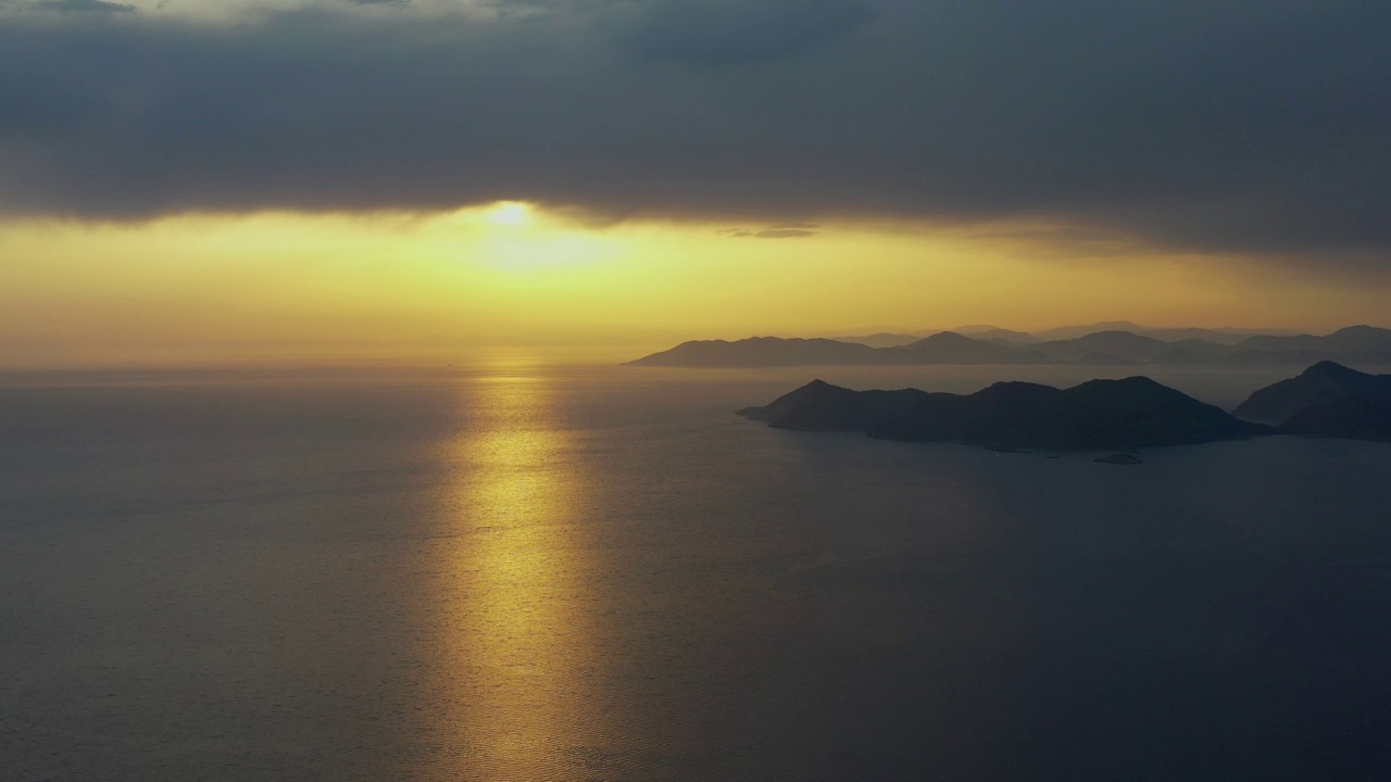 在土耳其的Oludeniz，俯瞰大海和山丘的落日美景视频素材