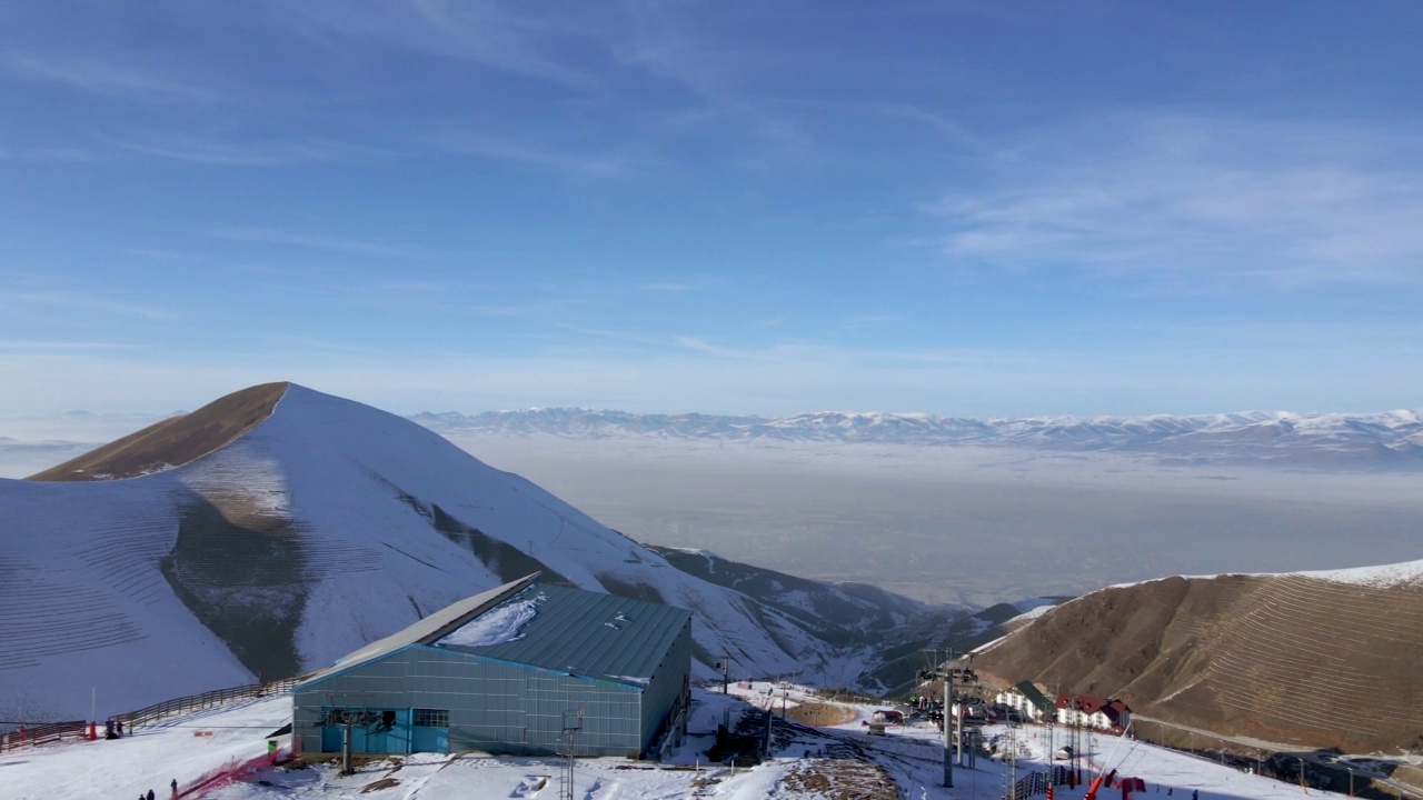 滑雪场的鸟瞰图视频素材