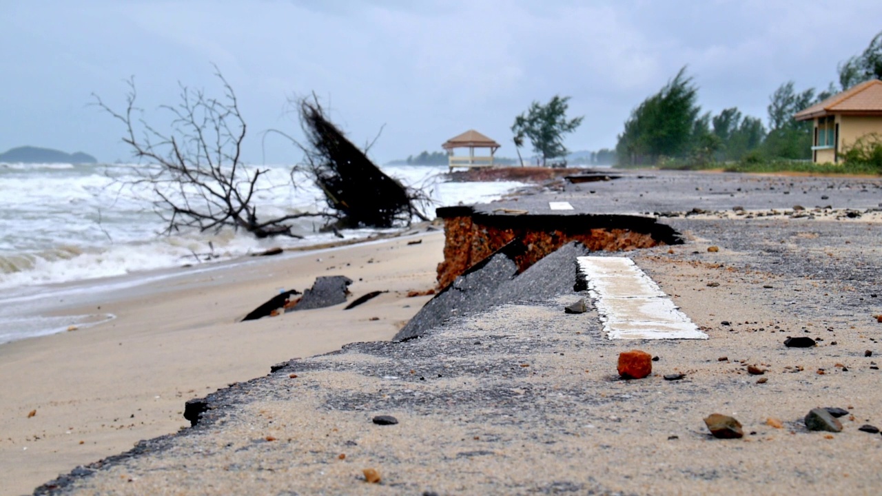 海边道路受海水侵蚀过程破坏视频素材