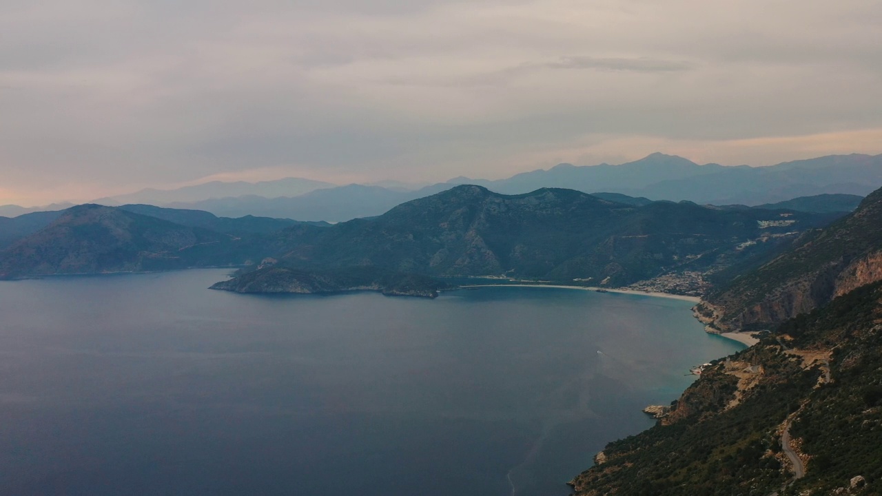 在土耳其的Oludeniz，俯瞰大海和山丘的落日美景视频素材