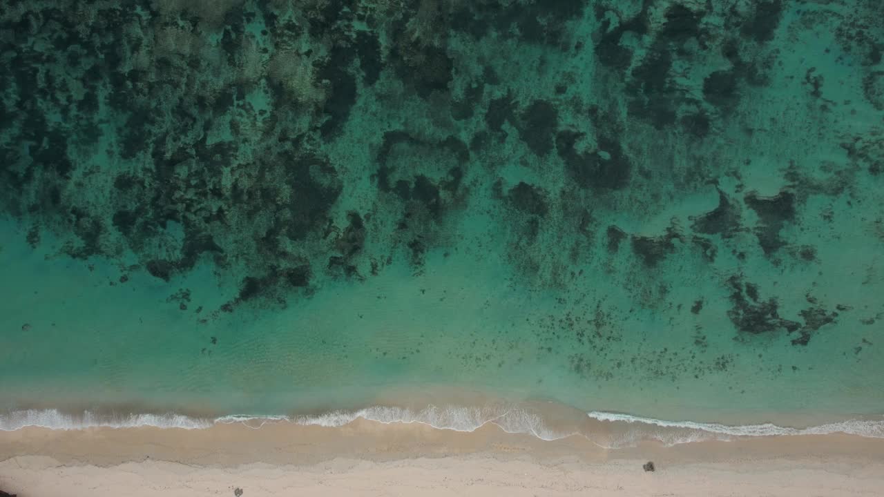 巴厘岛热带海滩的宁静鸟瞰图。海浪拍打着海岸视频素材