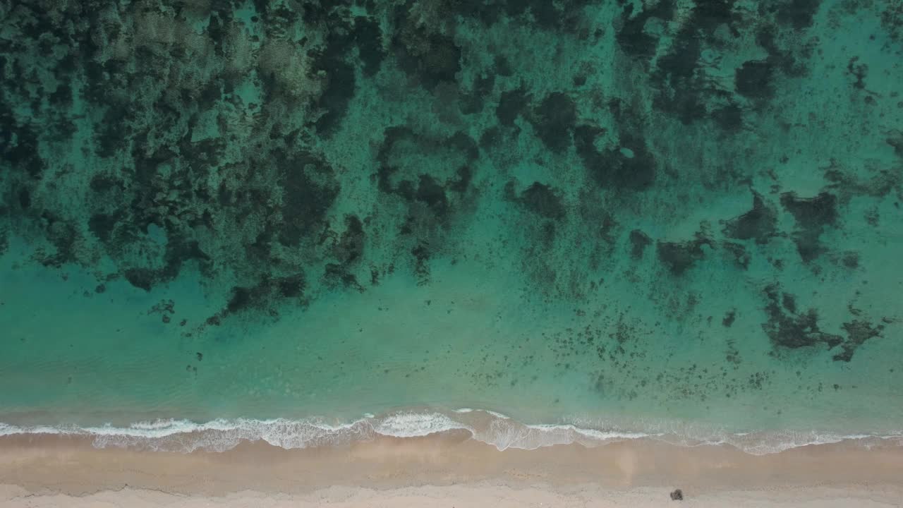 巴厘岛热带海滩的宁静鸟瞰图。海浪拍打着海岸视频素材