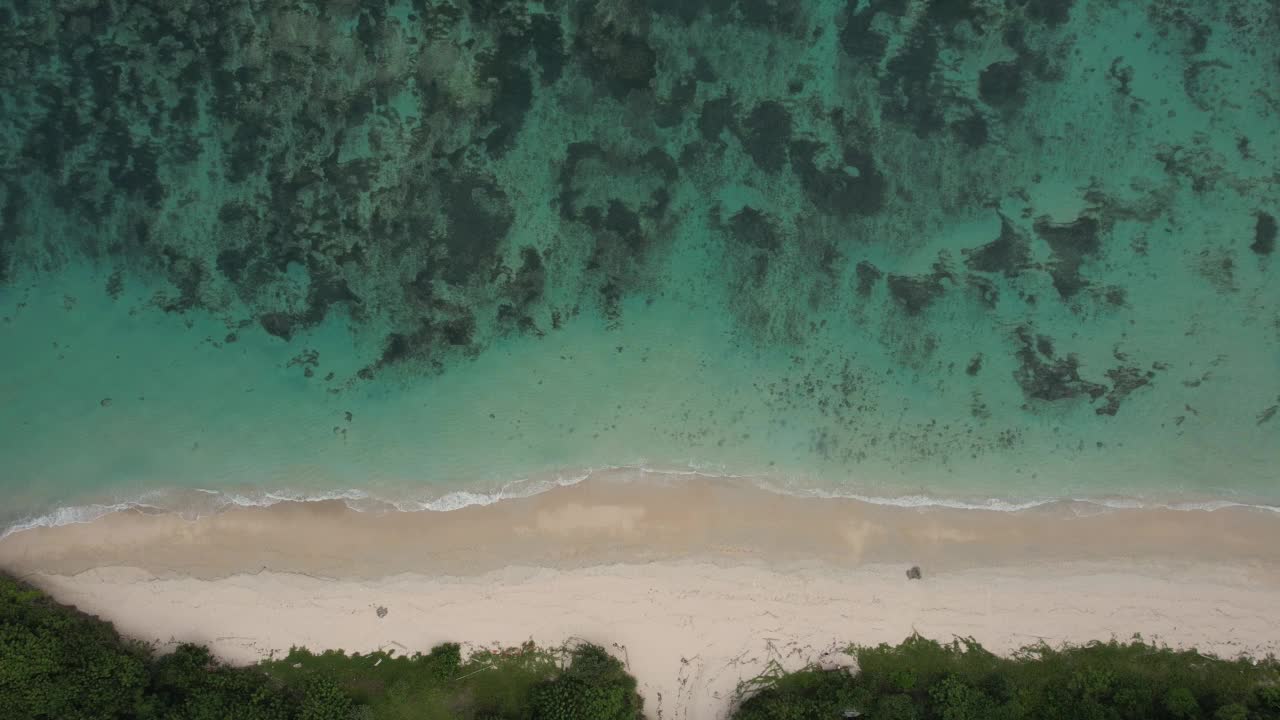 巴厘岛热带海滩的宁静鸟瞰图。海浪拍打着海岸视频素材