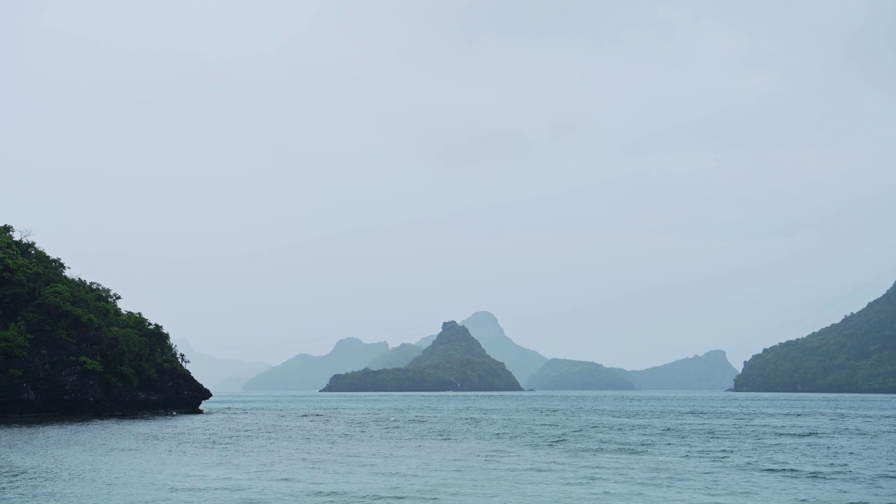 泰国雨季，恶劣天气下的泰国群岛在热带风暴云下下雨在昂通国家海洋公园，泰国，东南亚视频素材