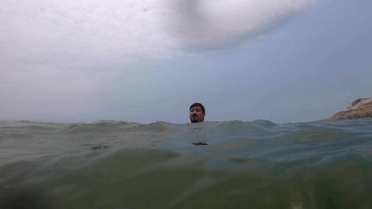 一个人漂浮在海上，看着天空，在一个阳光明媚的日子里在海滩上休息视频素材