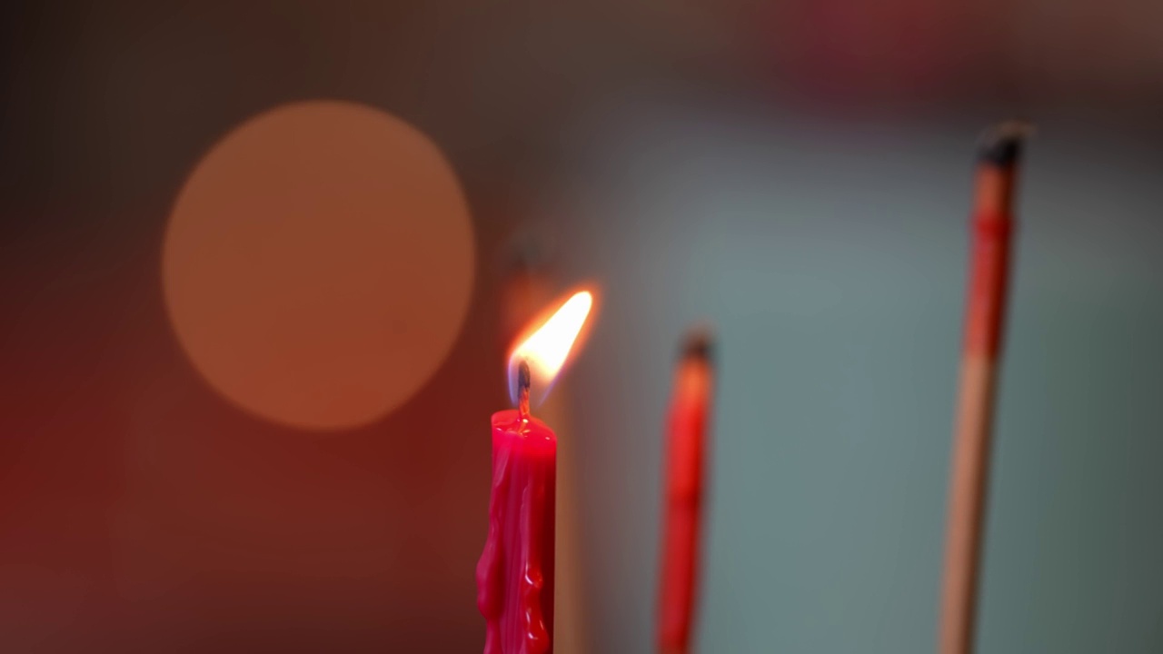 选择焦点红烛在庙里祈福视频素材