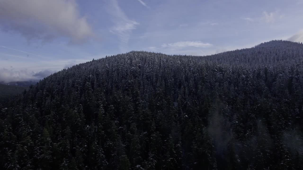 迷失的湖胡德山戏剧性的云轨迹左视频素材