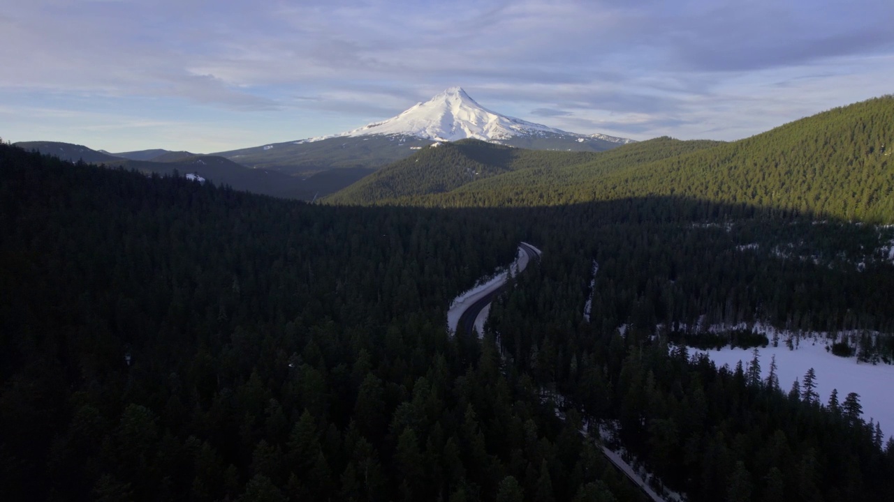 胡德山在26号高速公路上视频素材