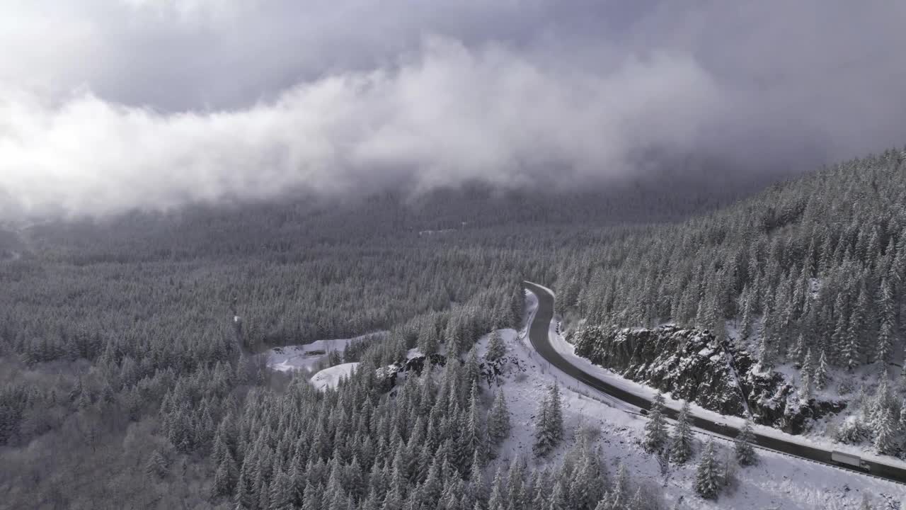 雪景和道路与戏剧性的云视频素材