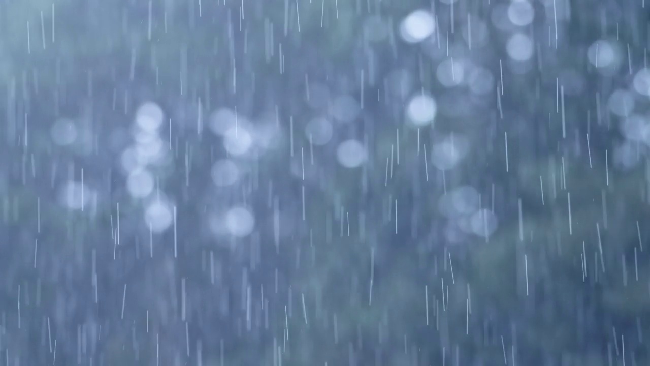 雨的特写，在可怕的潮湿恶劣的天气下，热带风暴在雨季下雨，典型的气候在哥斯达黎加热带，中美洲，蓝色的背景视频素材