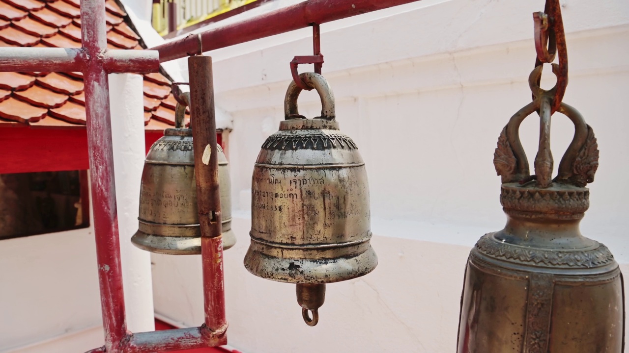 在泰国清迈佛寺祈祷的祈祷钟，在一个美丽的著名建筑的佛教仪式和仪式钟的特写视频素材