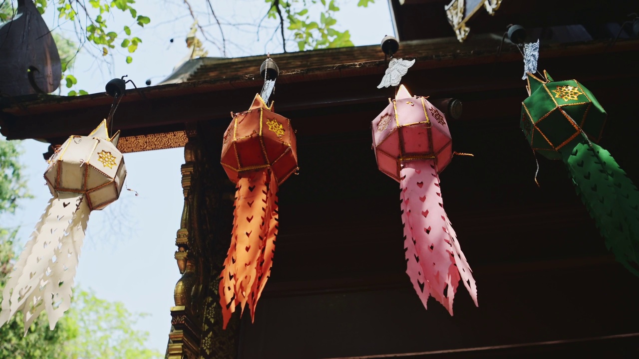 彩灯悬挂在泰国佛教寺庙清迈，辛格寺，用于宗教仪式在一个美丽的著名和受欢迎的地方参观视频素材