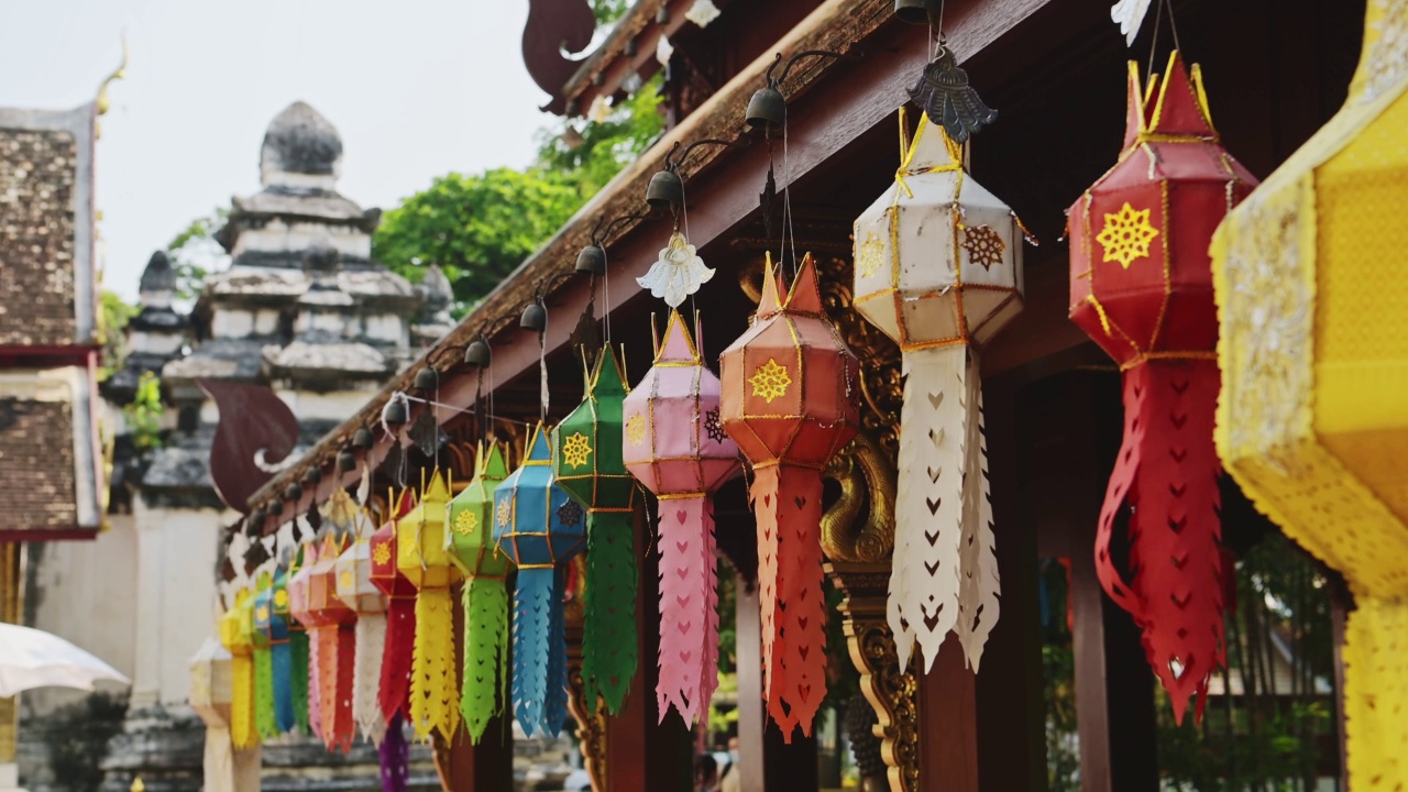 彩灯悬挂在泰国佛教寺庙清迈，辛格寺，用于宗教仪式在一个美丽的著名和受欢迎的地方参观视频素材