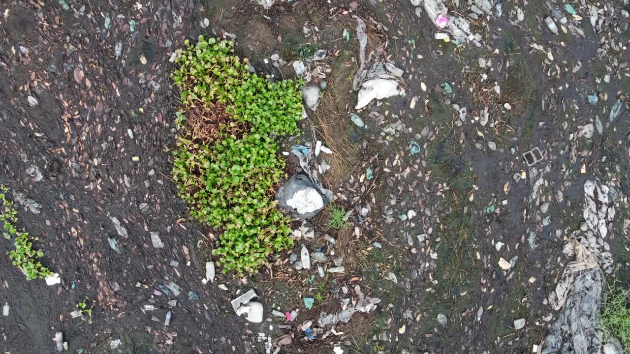 空中移动垃圾堆泥河视频素材