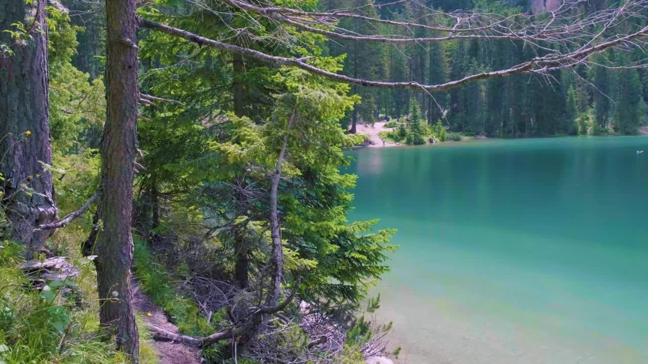 Lago di Braies湖，一个浪漫的地方，在阿尔卑斯山脉的高山湖上有木桥和船只，欧洲，意大利，阿尔卑斯山脉美丽的湖，Lago di Braies视频素材