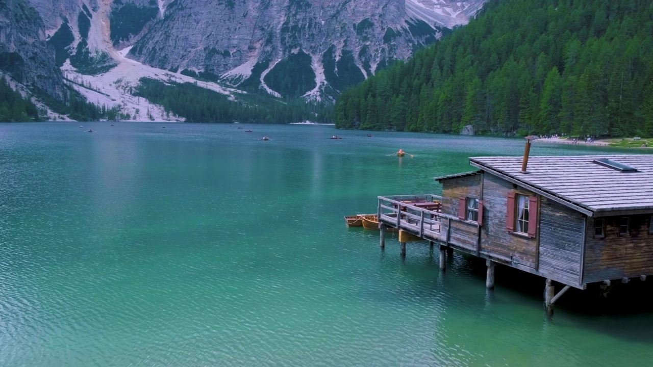 Lago di Braies湖，一个浪漫的地方，在阿尔卑斯山脉的高山湖上有木桥和船只，欧洲，意大利，阿尔卑斯山脉美丽的湖，Lago di Braies视频素材