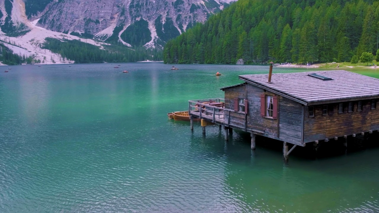 Lago di Braies湖，一个浪漫的地方，在阿尔卑斯山脉的高山湖上有木桥和船只，欧洲，意大利，阿尔卑斯山脉美丽的湖，Lago di Braies视频素材