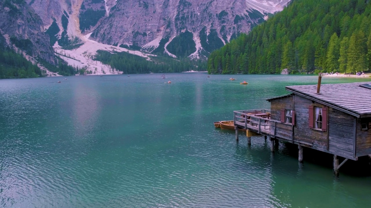 Lago di Braies湖，一个浪漫的地方，在阿尔卑斯山脉的高山湖上有木桥和船只，欧洲，意大利，阿尔卑斯山脉美丽的湖，Lago di Braies视频素材