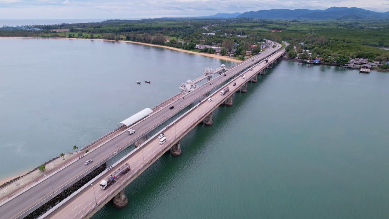 鸟瞰嘉盛大桥道路交通背景概念。这座桥位于泰国攀牙岛和普吉岛之间。这座桥是最重要的商业和交通工具视频素材