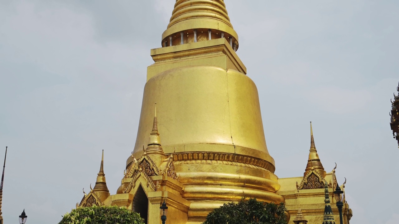 位于曼谷大皇宫寺群的金箔佛塔，泰国著名的旅游景点，东南亚美丽的装饰精美的佛教建筑视频素材