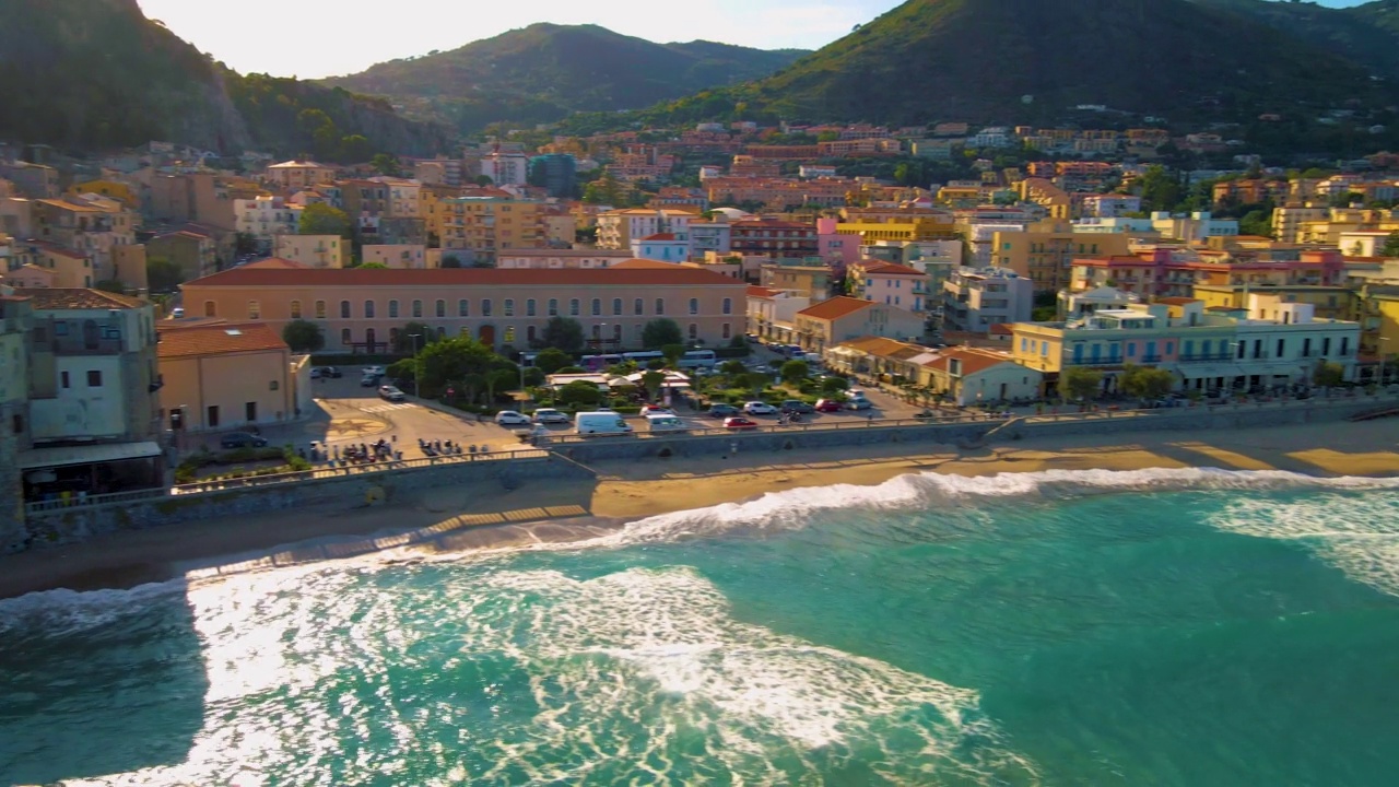 Cefalu，沙滩和蓝色的海在Cefalu，一个位于意大利西西里岛第勒尼亚海岸的意大利大城市巴勒莫镇。Cefalu视频素材