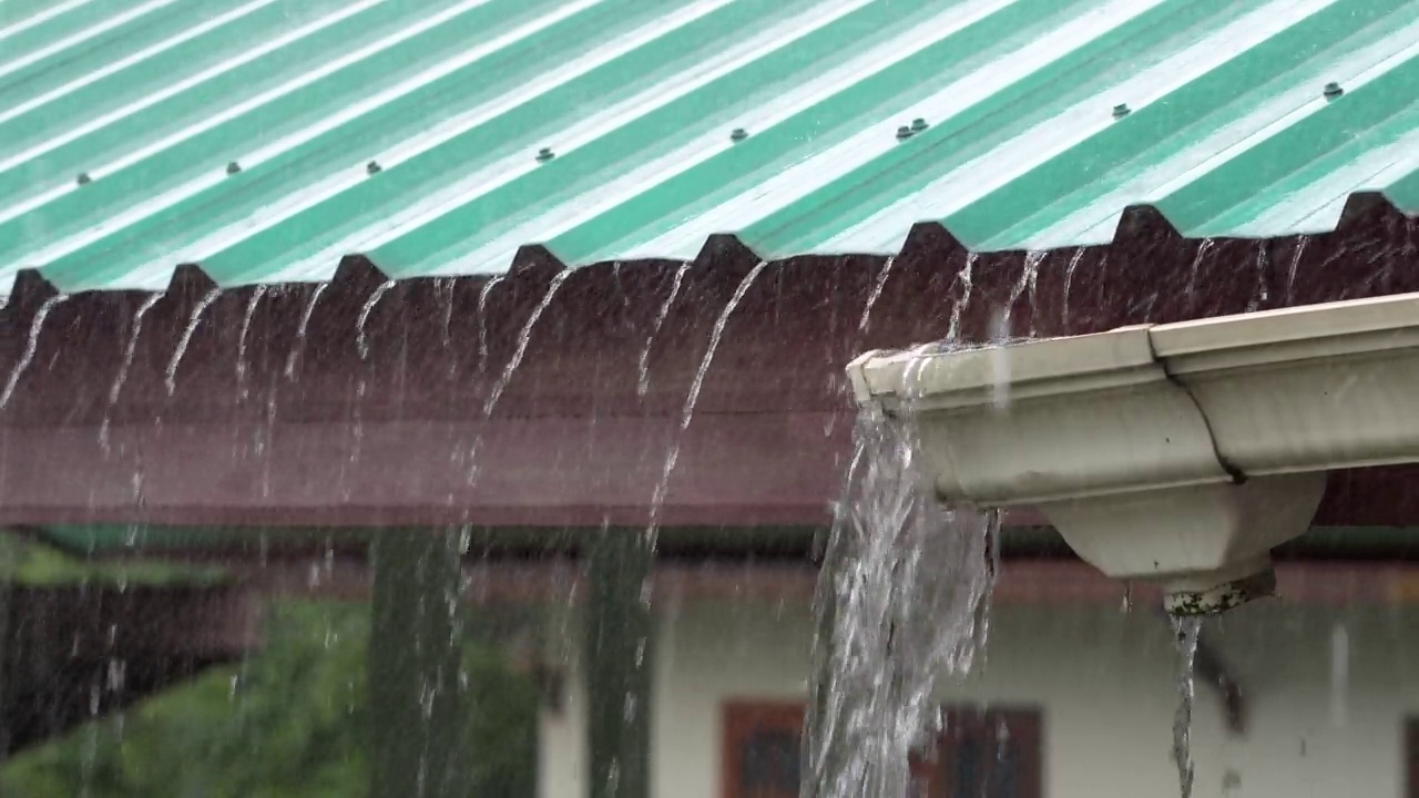 雨季，雨点不断地从屋顶上落下来。视频素材