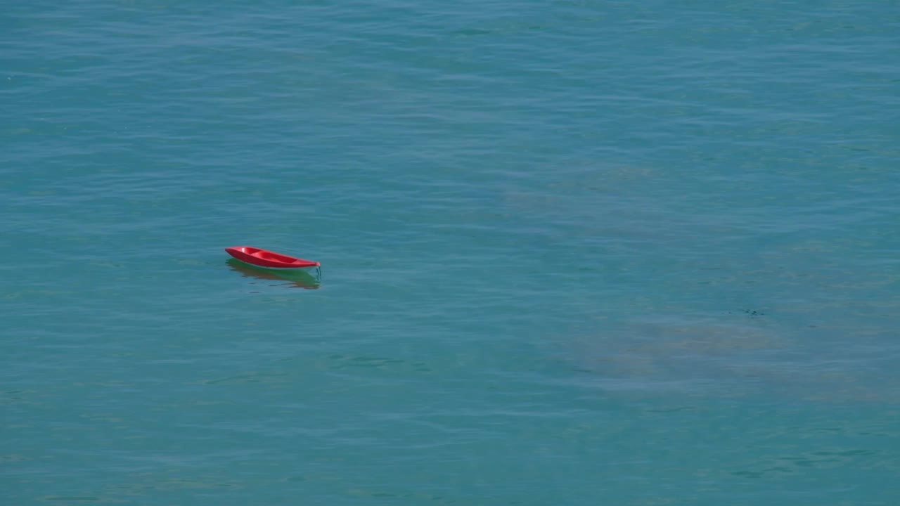 小船上的波浪蓝色的大海背景。视频素材