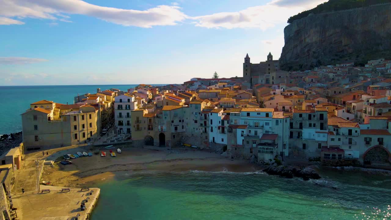 Cefalu，沙滩和蓝色的海在Cefalu，一个位于意大利西西里岛第勒尼亚海岸的意大利大城市巴勒莫镇。Cefalu视频素材