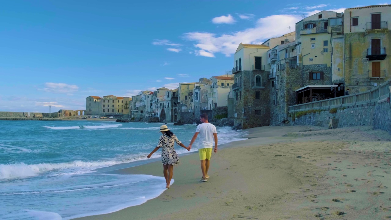 Cefalu，沙滩和蓝色的海在Cefalu，一个位于意大利西西里岛第勒尼亚海岸的意大利大城市巴勒莫镇。Cefalu视频素材