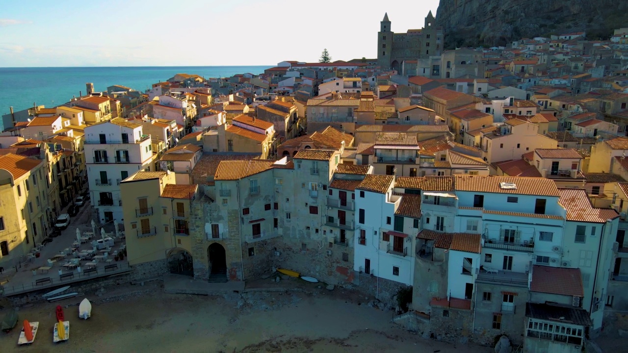 Cefalu，沙滩和蓝色的海在Cefalu，一个位于意大利西西里岛第勒尼亚海岸的意大利大城市巴勒莫镇。Cefalu视频素材