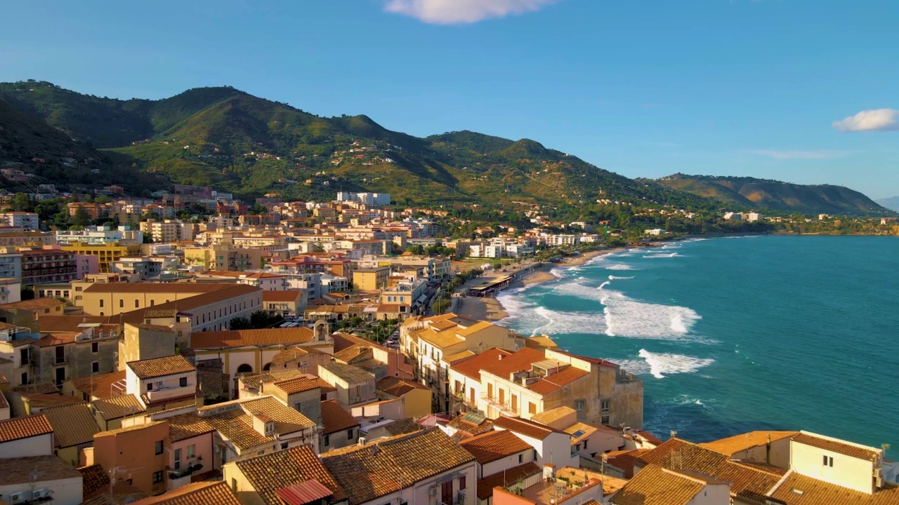 Cefalu，沙滩和蓝色的海在Cefalu，一个位于意大利西西里岛第勒尼亚海岸的意大利大城市巴勒莫镇。Cefalu视频素材