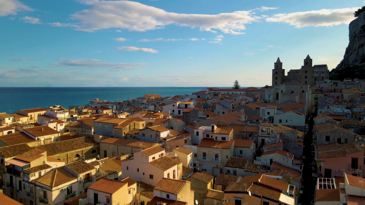 Cefalu，沙滩和蓝色的海在Cefalu，一个位于意大利西西里岛第勒尼亚海岸的意大利大城市巴勒莫镇。Cefalu视频素材