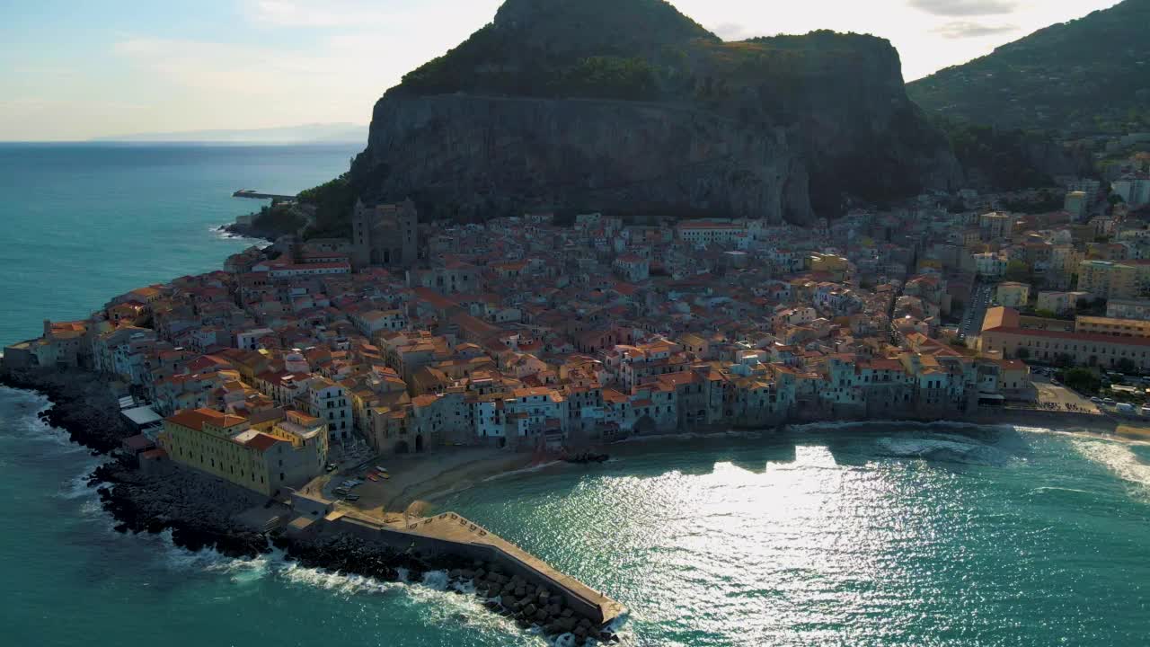 Cefalu，沙滩和蓝色的海在Cefalu，一个位于意大利西西里岛第勒尼亚海岸的意大利大城市巴勒莫镇。Cefalu视频素材