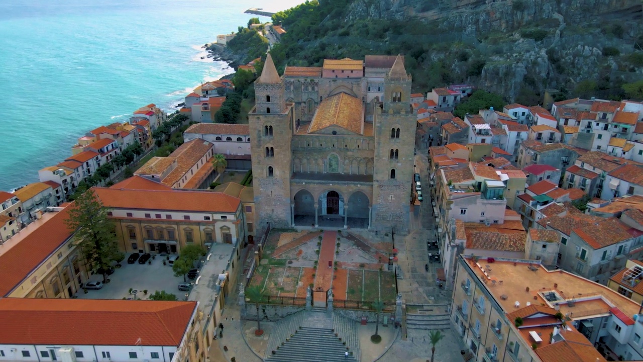 Cefalu，沙滩和蓝色的海在Cefalu，一个位于意大利西西里岛第勒尼亚海岸的意大利大城市巴勒莫镇。Cefalu视频素材