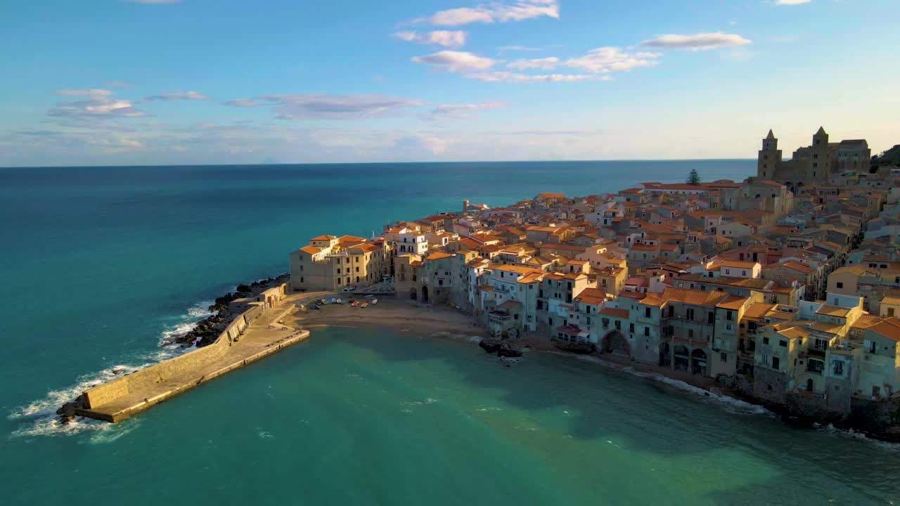 Cefalu，沙滩和蓝色的海在Cefalu，一个位于意大利西西里岛第勒尼亚海岸的意大利大城市巴勒莫镇。Cefalu视频素材