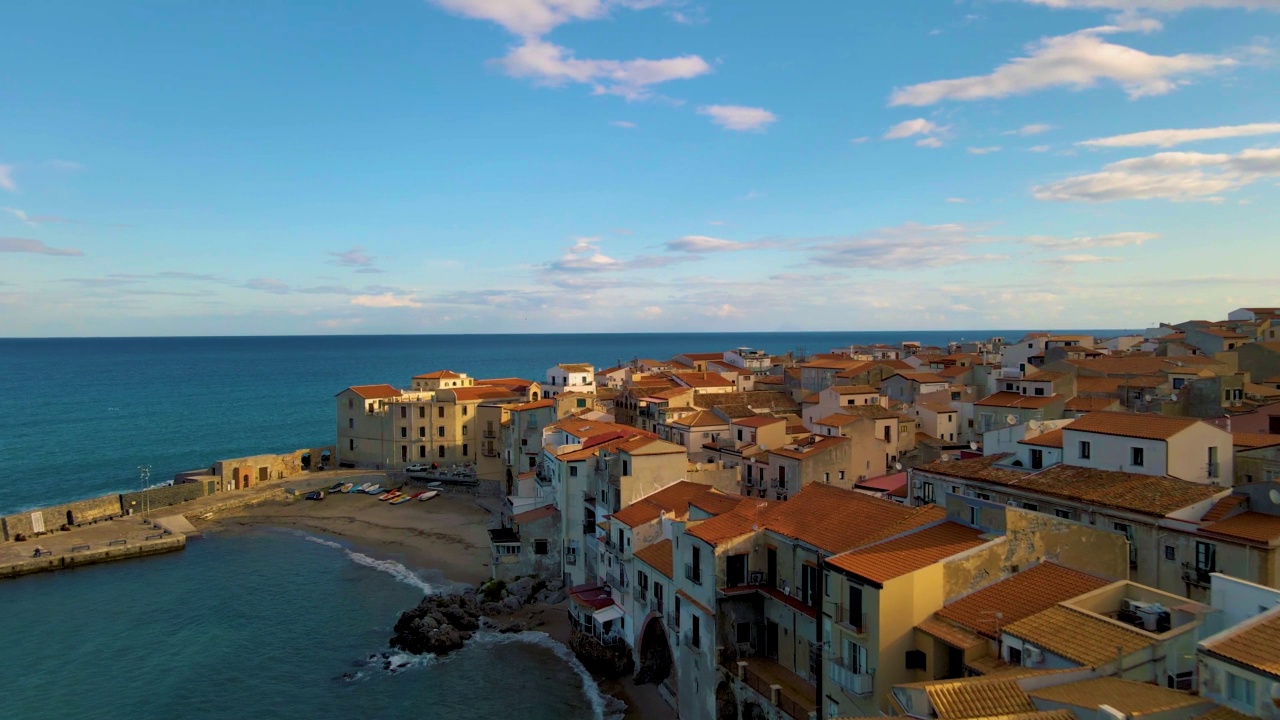 Cefalu，沙滩和蓝色的海在Cefalu，一个位于意大利西西里岛第勒尼亚海岸的意大利大城市巴勒莫镇。Cefalu视频素材