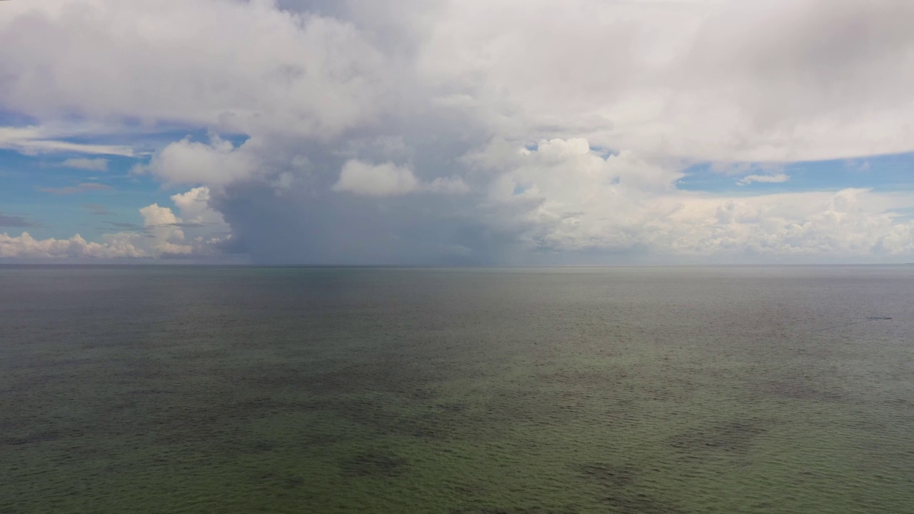 飞越大海。蓝色的海和云的天空。视频素材