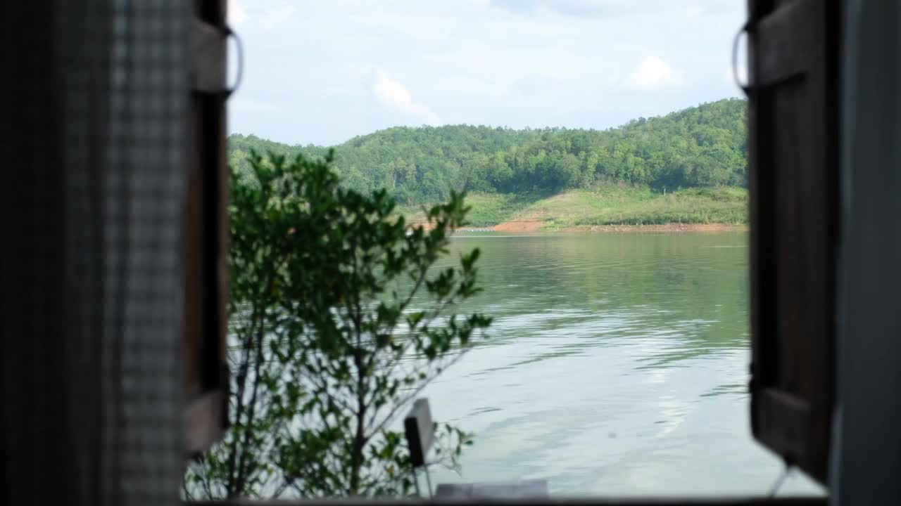 一个美丽的水库，透过窗户可以看到蓝天和山景视频素材