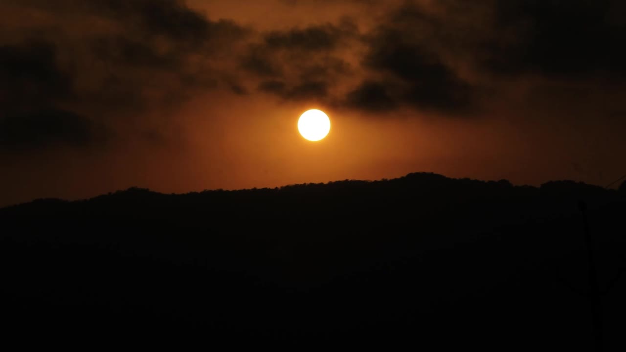 山上的夕阳和多云的天空视频素材