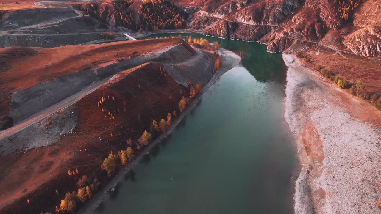 楚亚河与卡顿河在俄罗斯阿尔泰山合流。视频素材