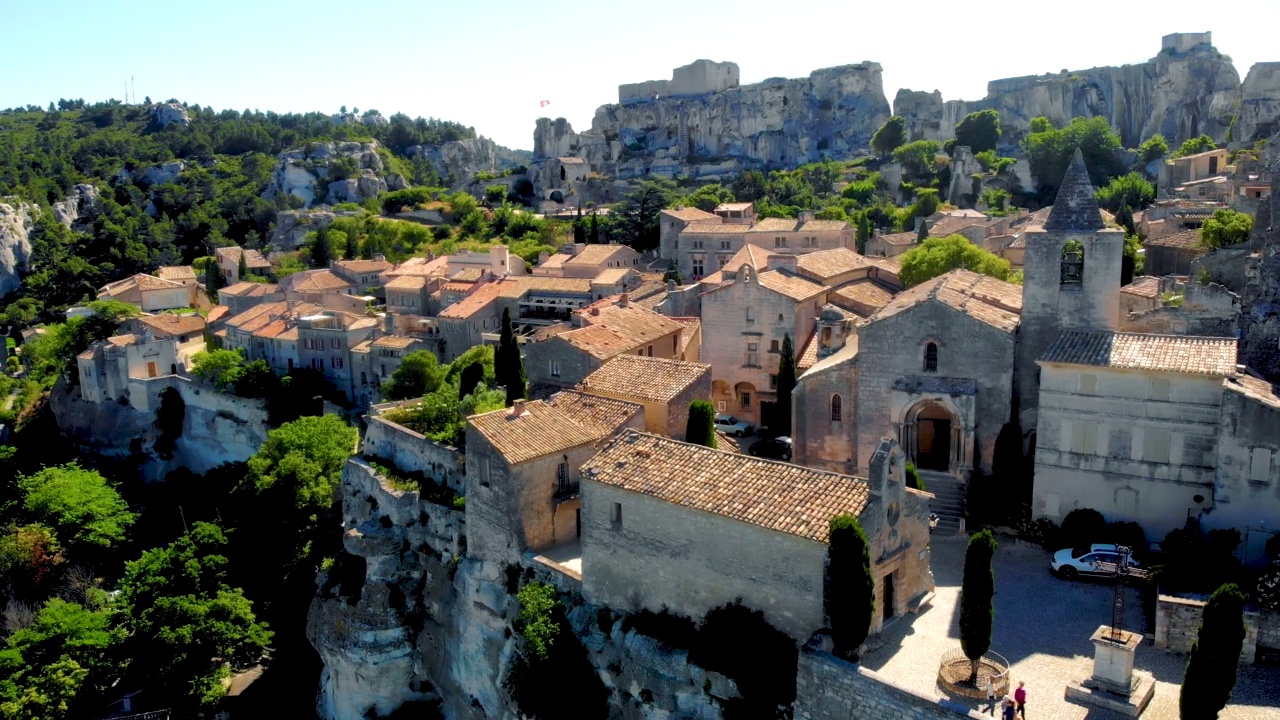 Les Baux村，Les Baux de普罗旺斯村就在岩石的形成和它的城堡上。法国、欧洲。无人机的观点视频素材