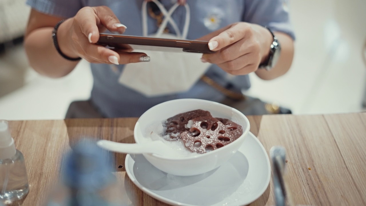 女人用智能手机拍食物的照片，特写视频素材