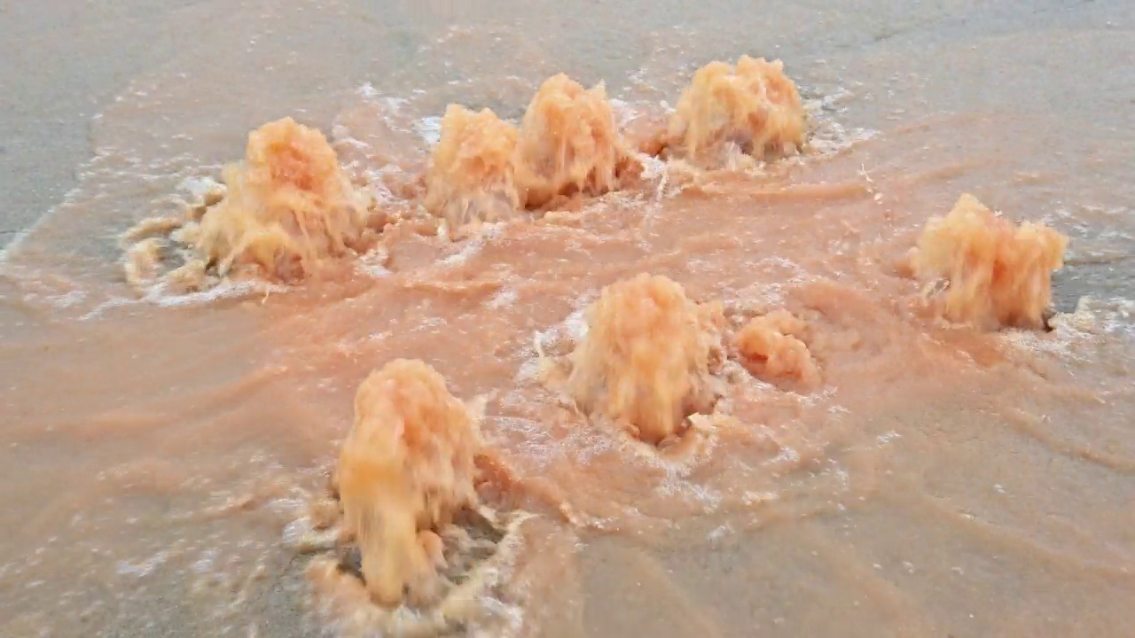 大雨过后的洪水导致下水道溢出。视频素材