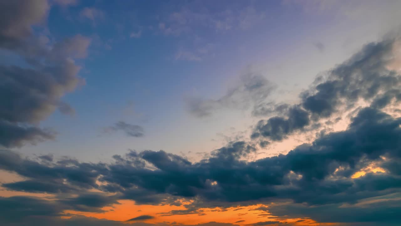 时间流逝日出的天空在前面有很多深蓝色的积云，从后面移动到前面视频素材