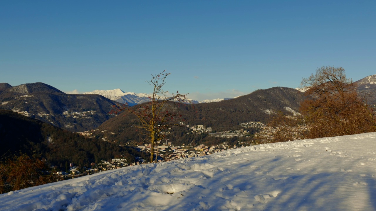 在晴朗的日子里，卡萨拉诺市，山景，雪和晴朗的蓝天视频素材