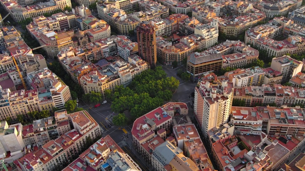 日出时分的巴塞罗那城市天际线plaça d'Urquinaona (Urquinaona广场)。西班牙加泰罗尼亚视频素材