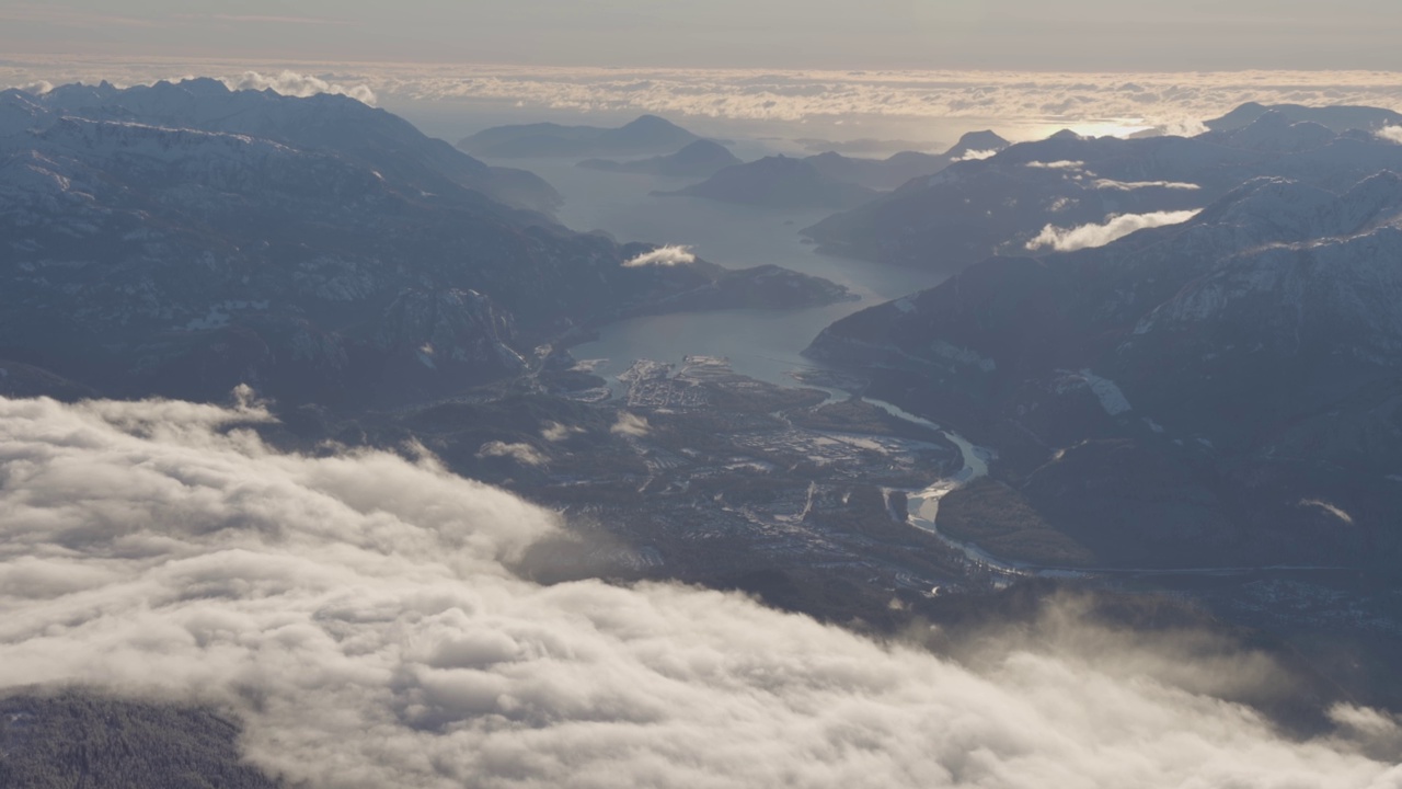 一个小城市的鸟瞰图，Squamish，在豪湾冬季视频素材