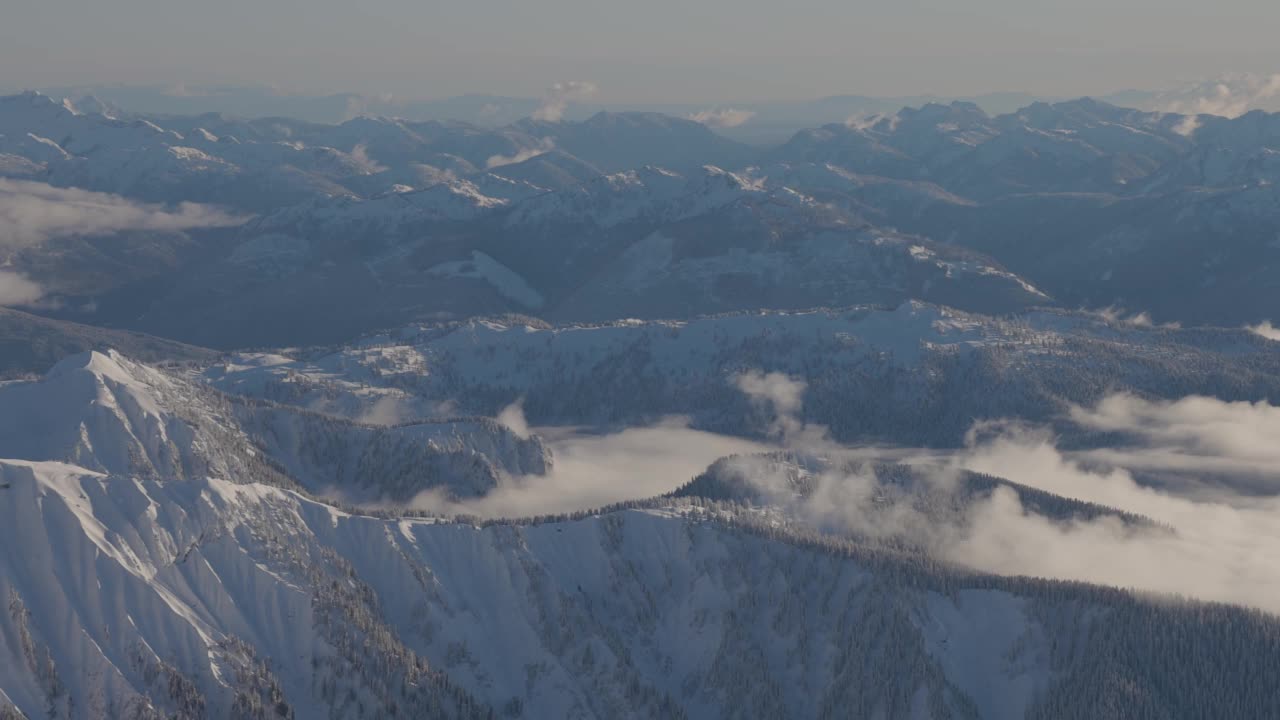 一个小城市的鸟瞰图，Squamish，在豪湾冬季视频素材