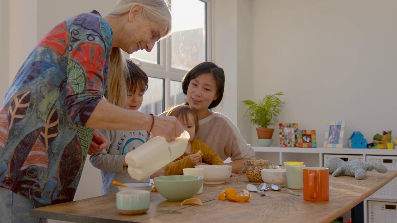 我们吃点麦片吧视频素材